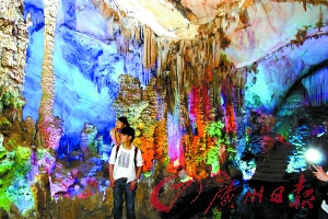 五光十色的封開龍山溶洞步移景換,令人贊嘆。