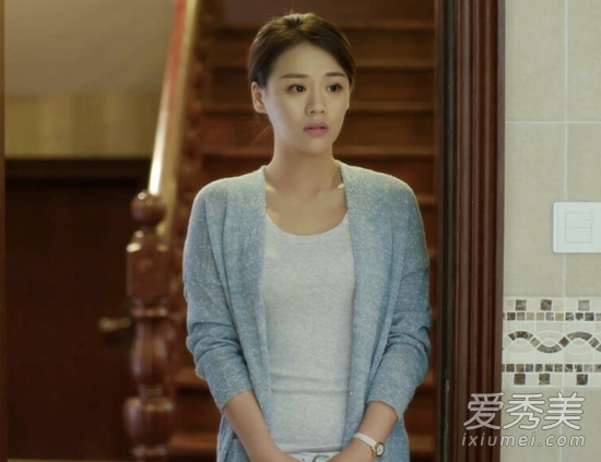 灰色開衫內(nèi)搭圓領(lǐng)的米色T恤，優(yōu)雅知性