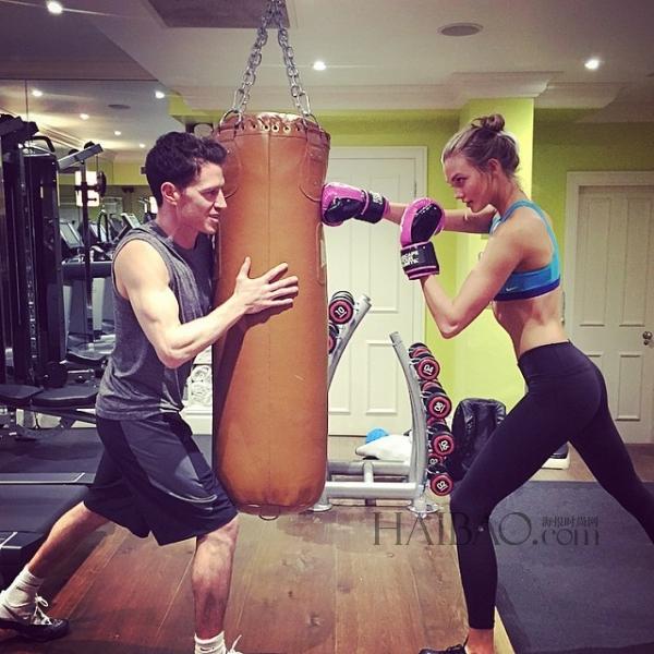 超?？ɡ颉た藙谒?(Karlie Kloss) 近期健身私照