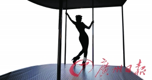 淋病是人類特有的疾病之一，性接觸是主要傳染形式。圖為美國(guó)一名性工作者在跳鋼管舞。