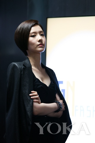 申映畫是極具事業(yè)心的富家小姐，造型簡約干練，面料質(zhì)地上乘