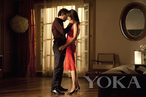 基本款用漿果色散發(fā)女人味，腰間的獨特設(shè)計更添風(fēng)情