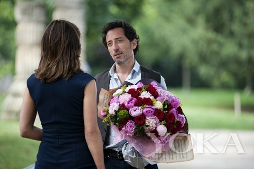 背影的完美同樣重要，衣服上的橫紋說明太緊繃、手肘處的橫紋說明肌質(zhì)老化。