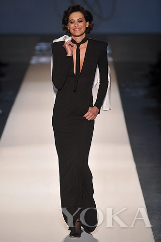 纖細(xì)的領(lǐng)帶既融于服裝，又升華造型