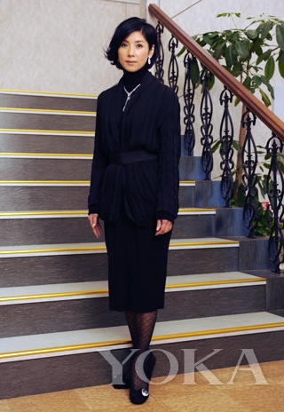 日劇《真我霓裳》中，飾演時裝大師的黑木瞳