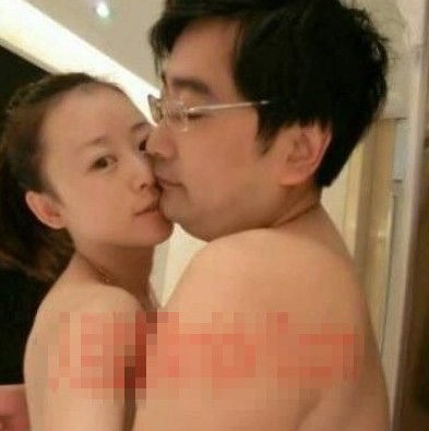 女主播紀(jì)某與國(guó)家檔案局官員范某。