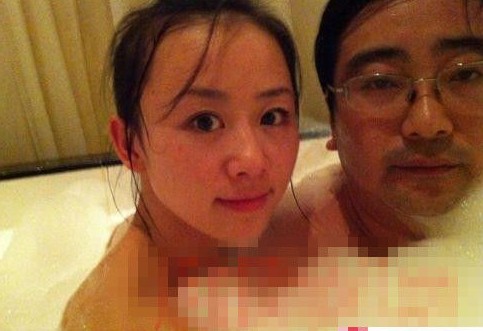 女主播紀(jì)某與國(guó)家檔案局官員范某。