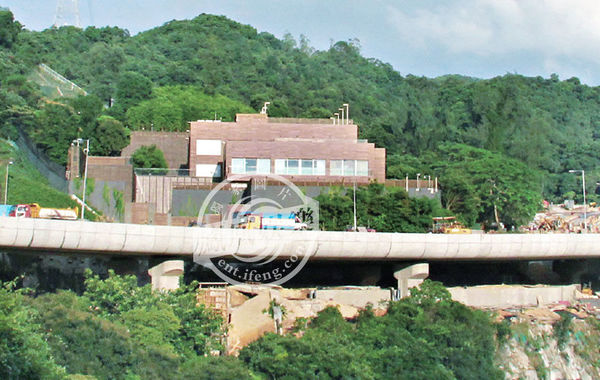 據(jù)悉，“皇宮”有3層高、分前后兩座大宅。前座兩層是邢家的游樂(lè)場(chǎng)，地下一層分別設(shè)有室外及室內(nèi)泳池，