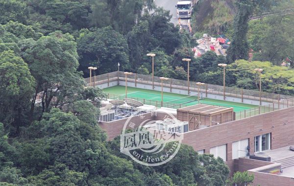 林青霞1994年6月29日嫁給香港商人邢李源，淡出影壇。林青霞婚后樂(lè)于相夫教女，其丈夫于2010年退