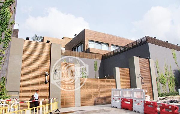 林青霞獲老公贈(zèng)價(jià)值9億多“皇宮”，圖為林青霞豪宅大門口。