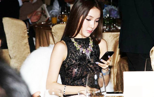 2013年11月30日，郭美美出席保利珠寶拍賣活動(dòng)，現(xiàn)場郭美美一席透視的上衣性感現(xiàn)身，胸前乳貼顯露無