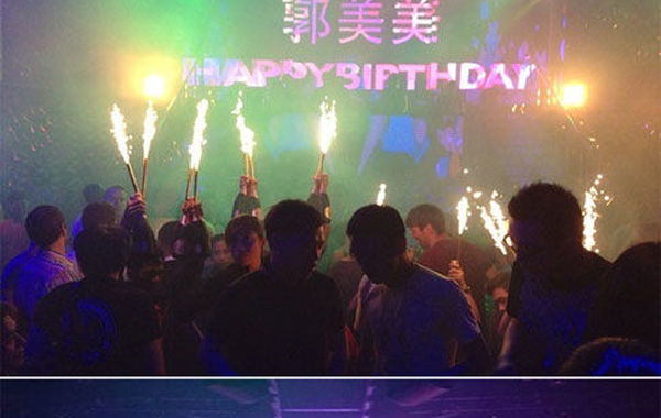 2013年6月16日下午，郭美美在網(wǎng)上曬出一組慶生照。通過照片可以看出，酒吧的巨大舞池中燃放焰火