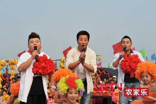 央視7套《鄉(xiāng)村大世界》節(jié)目主持人，左一為劉剛