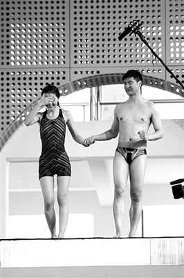 蔡卓妍進(jìn)行《中國星跳躍》的訓(xùn)練，她在教練田亮的陪伴下走上跳臺，但仍嚇得不敢往下看。 實(shí)習(xí)生 翟超 攝