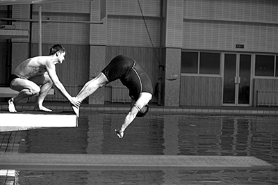 田亮正在給陳光標(biāo)把關(guān)、塑形。