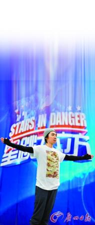 俞灝明以一個(gè)干凈利落的動(dòng)作從3米臺(tái)一躍而下。