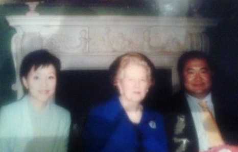 楊瀾丈夫公布與撒切爾夫人合影。