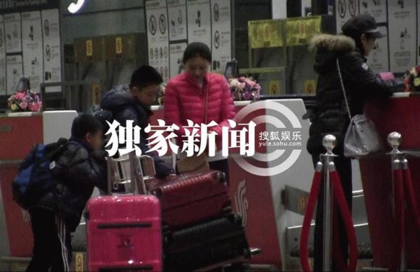 張藝謀妻子兒子出國(guó)旅游照片首度曝光