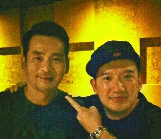 周焯華作為《低俗喜劇》投資人，與男主角杜汶澤合照。