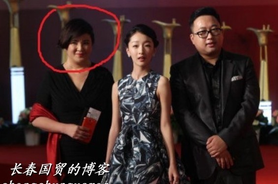 周冬雨與于正（右）和“干媽”（左）。