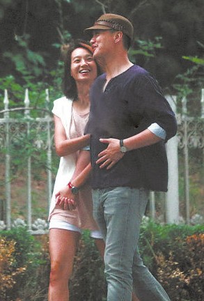 朱丹與神秘男友牽手亮相。