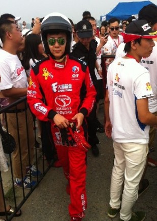 李晨撞車后看起來(lái)并無(wú)大礙，調(diào)整狀態(tài)繼續(xù)比賽。