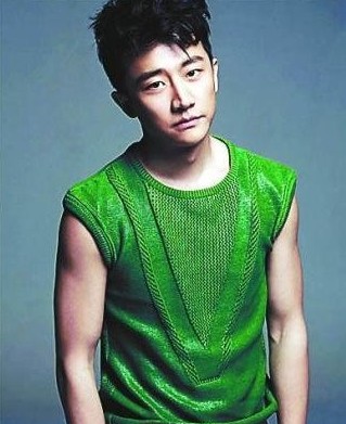 黃軒說起緋聞爆發(fā)的一剎那，語氣里還有點憤憤然。