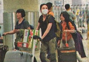 一身樸素打扮的王菲推桃回京。