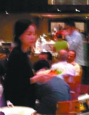 王菲在印度被網(wǎng)友偶遇。