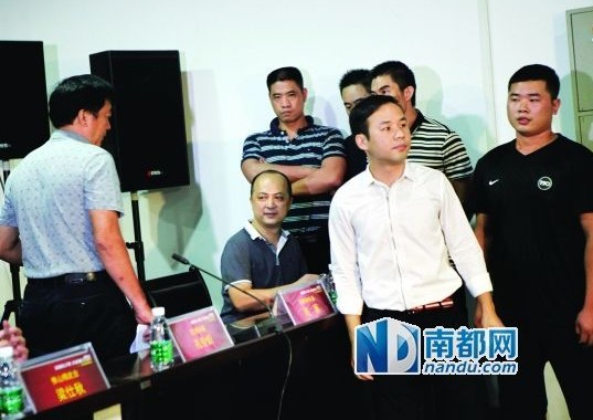 佛山精武會(huì)會(huì)長(zhǎng)梁旭輝在弟子保護(hù)下來(lái)到現(xiàn)場(chǎng)。