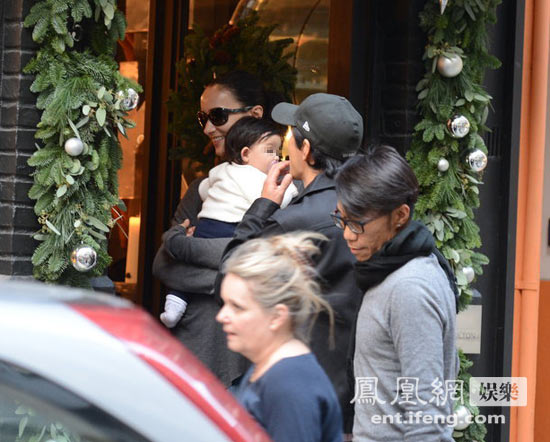 吳彥祖攜帶妻女外出逛街，小寶貝萌態(tài)十足。
