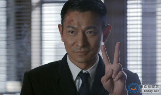 媒體爆料17年前華仔拍戲踢壞直升機。