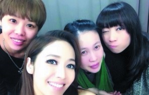 侯佩岑（中）14日在微博公開(kāi)近照，被粉絲看出臉變圓。