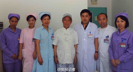 田連元在醫(yī)院中與醫(yī)護(hù)人員合影（圖片來(lái)自網(wǎng)絡(luò)）