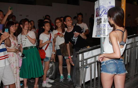 嫩模仙樂都性感著裝惹大叔圍觀，無懼與馬來西亞美女比身材。