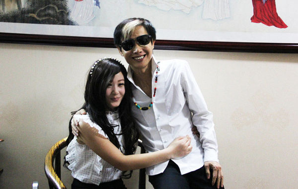 近日，55歲的鄧建國(guó)攜新女友恩愛(ài)現(xiàn)身，不但大曬甜蜜私密生活照，還在人前勾肩搭背大秀恩愛(ài)。