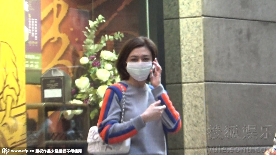 關(guān)之琳口罩遮面無人識(shí) 穿短褲打電話美腿超吸睛