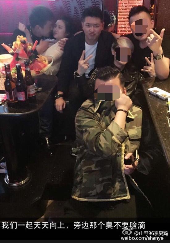 田源朋友辟謠稱左側(cè)抱著女子親吻的是田源的發(fā)小，女子的男友。