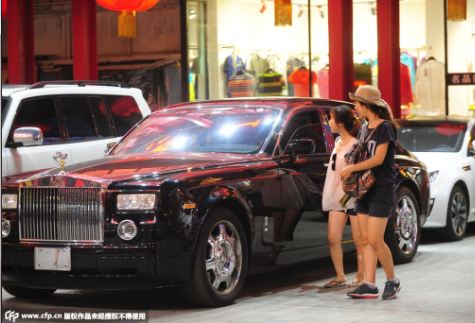 市民觀看豪車(chē)