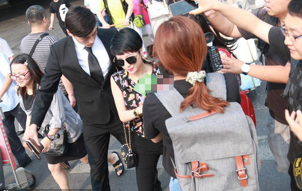 2015年7月6日，北京，陶喆前任楊子晴現(xiàn)身首都機(jī)場(chǎng)。剛一出來(lái)就遭到媒體圍堵，問(wèn)及7號(hào)陶喆會(huì)有反駁證據(jù)