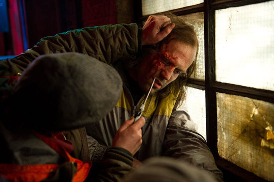 街頭圍毆，硬漢被困