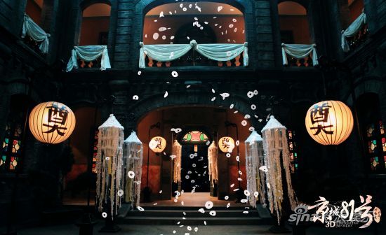 冥婚當夜，霍家大院招魂幡隨風擺動，漫天冥幣飛舞