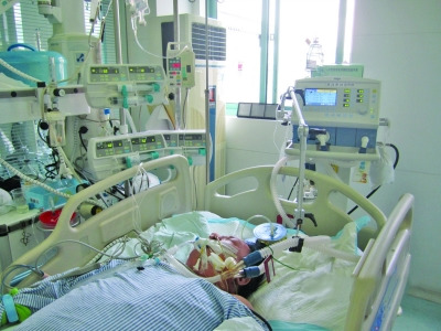 每天愛豪飲的廚師把自己喝成“牛奶血”了。