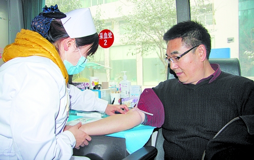 雪地里，百余名醫(yī)護(hù)人員獻(xiàn)血救急