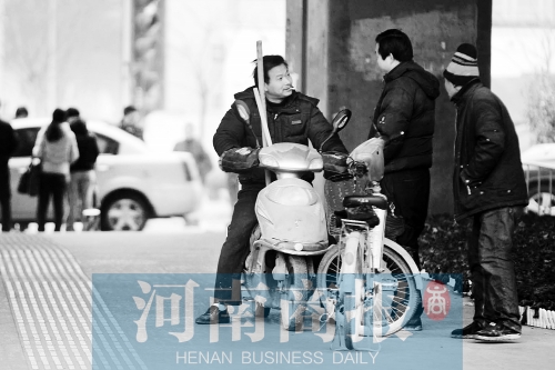 想讓農(nóng)民工安定下來(lái)，城市要給他們相應(yīng)的福利待遇，還有家的感覺(jué)