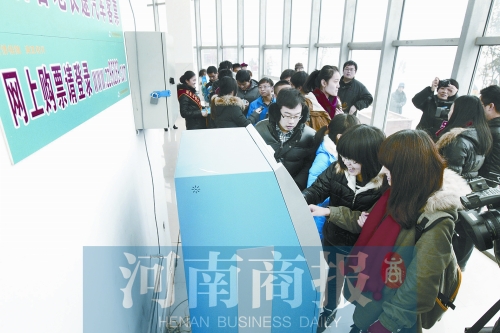 自動(dòng)售票機(jī)安裝在高校內(nèi)，方便了學(xué)生購(gòu)票返鄉(xiāng)