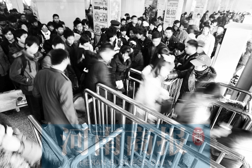 這兩天，汽車站客流量很大　