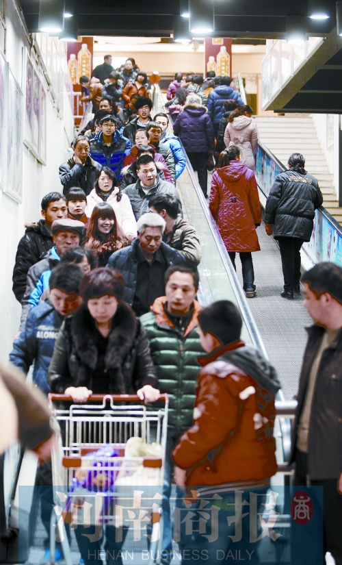 春節(jié)期間，鄭州各商超人流如織