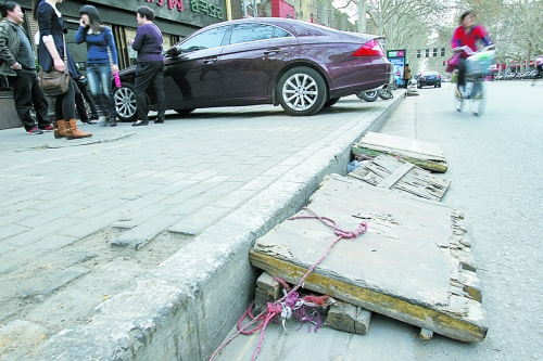 看車(chē)人制作的斜木板，引司機(jī)停車(chē)