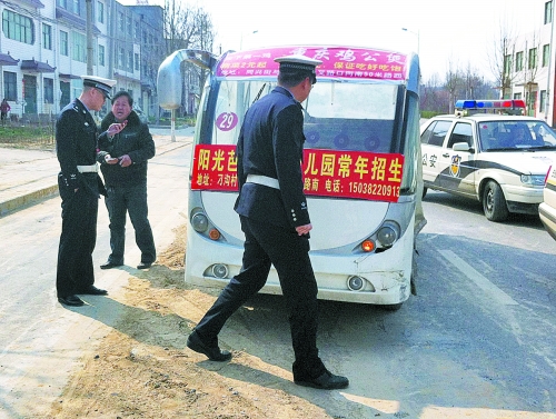 鄭州查處違法營(yíng)運(yùn)觀光車 每名駕駛員罰扣12分